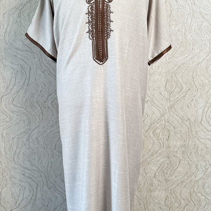 Al-Othaiman Embroidered zip Shorts Sleeve Thobe - Amiiraa
