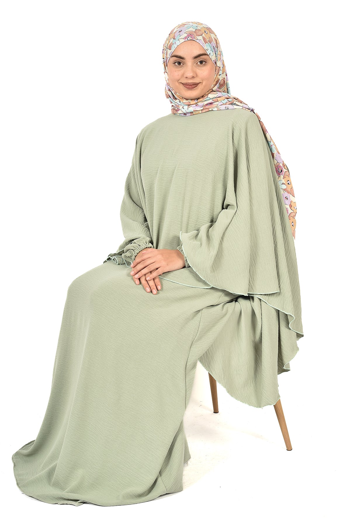 Elegant Two-Piece Loose-Fit Dress in Soft Green with a Modern and Comfortable Design for Daily Wear and Special Occasions