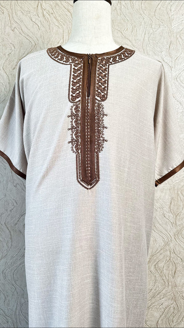 Al-Othaiman Embroidered zip Shorts Sleeve Thobe - Amiiraa